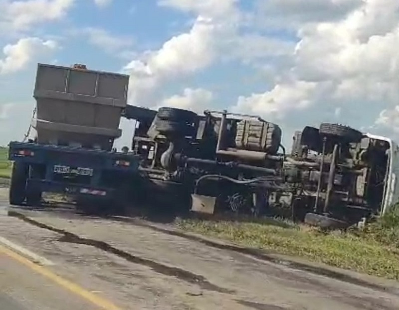 Otro camión volcó en la Ruta 1